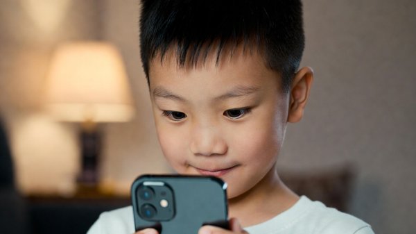 Écrans chez les enfants : quels impacts sur leur développement et comment gérer leur utilisation